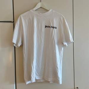 Palm angels T-shirt original kvitto finns. Nyskick köpt december 2022. Nypris 1700 kr säljes för 1000 kr. 