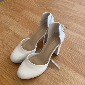 Klackskor - Vita, fina klackskor från Din Sko! Använd en gång på ett bröllop. Tror klackhöjden är 10cm. 