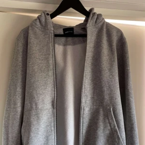 Grå ziphoodie  - Grå ziphoodie från Jack&jonse i stl S