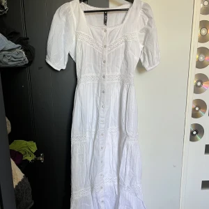 Vit långklänning  - En klänning jättefin till studenten eller en vanlig sommardag! Säljs pga för liten och glömde lämna tillbaka den i tid! Storlek 34 men passar mig som vanligtvis är 36 men liten vid bröstet på mig! Pris: 380kr + frakt! Den är oanvänd!