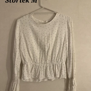 Prickig blus - Snygg prickig blus som kan stylas både upp och ner. Härligt material. Jag är storlek S men blusen är M och på bilden kan ni se att den sitter bra ändå.