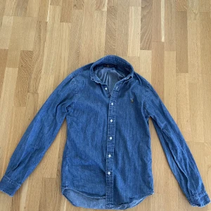 Ralph lauren skjorta  - Säljer en av mina Ralph lauren skjortor eftersom jag växt ur den!   Slim fit storlek S 