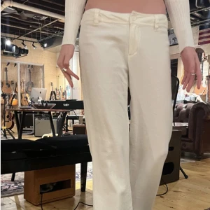 lågmidjade linnebyxor - Säljer dessa jättefina linnebyxor från brandy melville då de var för stora😭❤️‍🔥de är helt oanvända med lappen kvar, PERFEKTA till sommaren🫶🏼🤩