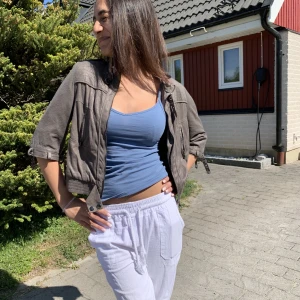 Skit snygg kofta/jacka från Zara - Cool gammal modell från Zara som liknar en kortare skinnjacka💕 Perfekt nu till sommaren med 3 kvart ärmar❤️ Stl M men modellen brukar ha S 💕
