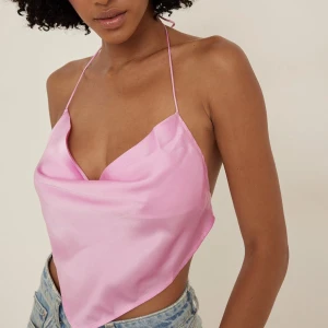 V-formad topp i satin - Helt ny + oanvänd satin topp från NA-KD❣️  Ny pris 99