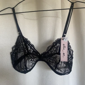Bralette • BH • Ella M. • Spets • Lace - Mjuk och bekväm bygellös bralette i blommig spets från Ella M. Lindex. Strl S. Helt ny/ Oanvänd! (Med prislapp kvar) 🍒