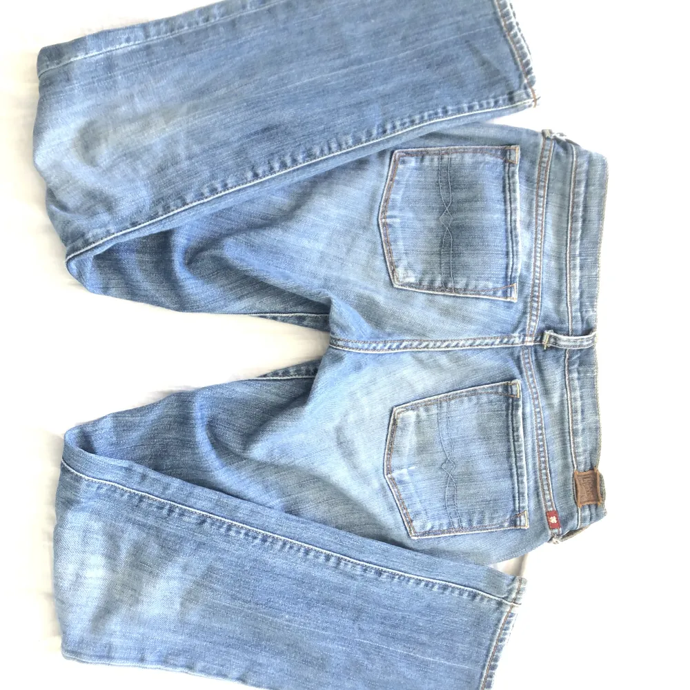 Säljer dessa sjukt snygga low waist jeansen! Innerbenslängd 75cm midja 76cm. Säljer För att dem tyvär har blivit för små för mig, jag är 170cm så skulle säga att dem passar någon runt 160-165cm Köpta secondhand men inga defekter.💗. Jeans & Byxor.