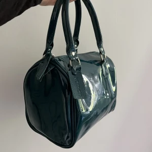 Grön/blå väska - Sååå himla söt och fin men behöver pengar så säljer tyvärr denna nu! Inget är trasigt på den och den är i super bra skick!