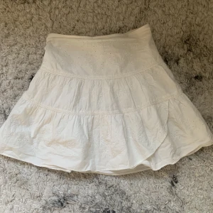 Zara kjol  - Vit minikjol med brodyr från zara säljs inte längre, använd få gånger💕 200 +frakt💕