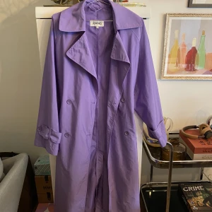 Lila trenchcoat från Junkyard - I bra skick, använd 2 gånger. Inköpt för 1199kr. Föredrar att mötas upp :)