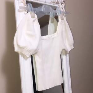 Snygg vit ribbad topp passar perfekt till vilka shorts/kjolar/ byxor som helst strechig är den också använd 1 gång 