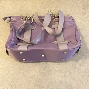 Väska  - En mellanstor väska i mycket fint skick 