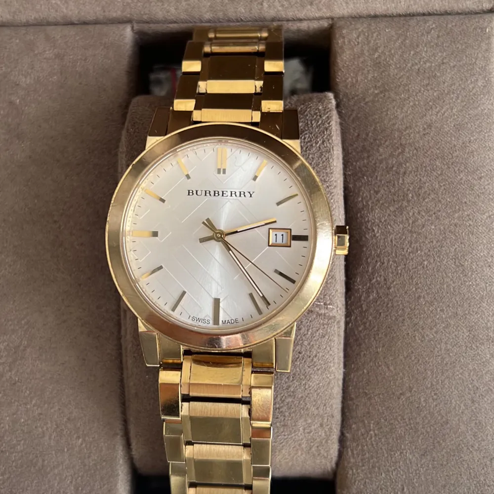 Guld Burberry Klocka Accessoarer
