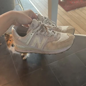 New balance  - Skor använda men ändå fina bara lite smutsiga framtill! Kan ba tvättas en gång så tror jag de blir bättre