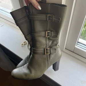 Boots - Skitsnygga gröna boots som tyvärr var lite för små för mig:/ använda 1 gång men är i superfint skick!