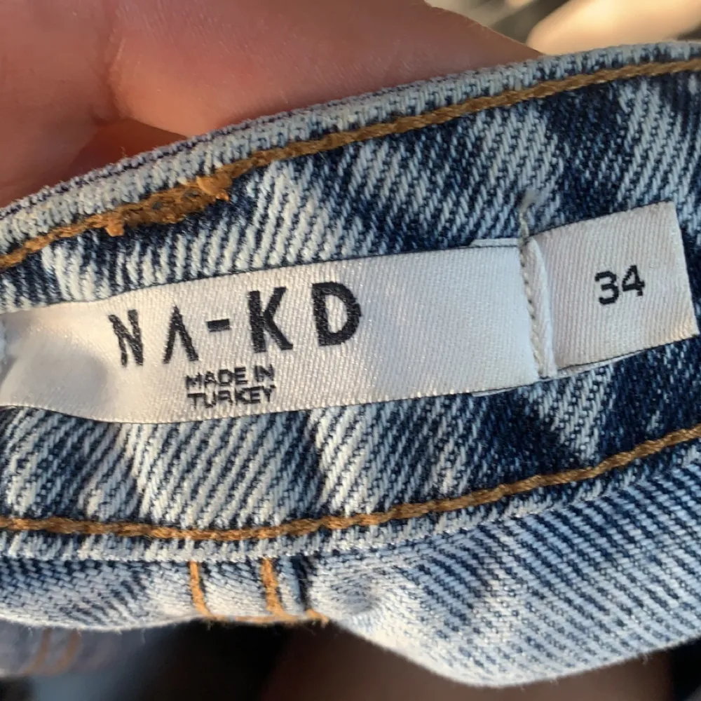 Jeans med slitningar från nakd i storlek 34/S . Jeans & Byxor.