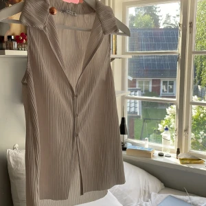 Zara tröja - En så fin topp från Zara! Köpte för inte så länge sen men den kom helt enkelt inte till användning ☹️ jättefint skick, som ny!