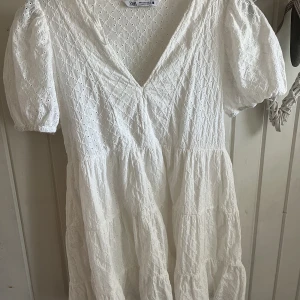 Klänning  - Super söt vit klänning från zara. Perfekt studentklänning 