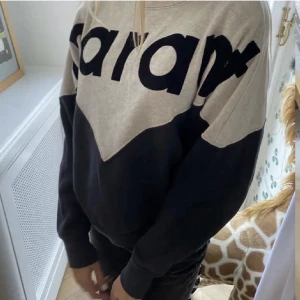 Isabel Marant tröja - Så fin tröja ifrån Isabel marant. Inga defekter och knappt använd! Nypris runt 4000kr, passar perfekt till en kjol eller jeanshorts nu💗Skriv vid frågor!