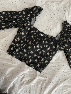 Sommar topp  - Blommig sommar topp, linne mix, jätte bra skick aldrig använts 
