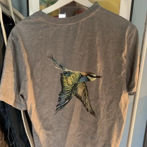 Axel arigato t-shirt - Märke= Axel arigato  Storlek= Står inte i tröjan, men passar S-M Skick= 7/10 Pris= 299 Modell= Unisex   Hör vad vid funderingar!