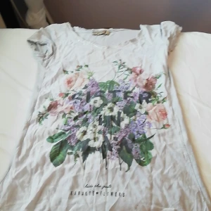 Tröja  - Tröja med spets /glitter och blommor. 