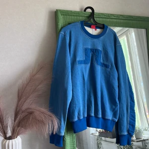 Vintage J.Lindeberg tröja - Vintage j.Lindeberg sweatshirt från 90 talet. Supersnygg och inga fläckar eller slitningar. Superfint skick, pris går att diskutera 