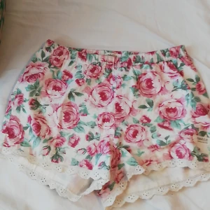 Shorts  - Barn short från newbie limited edition. Använde lite när jag var liten men inte mycket. Skriv för mer bilder 