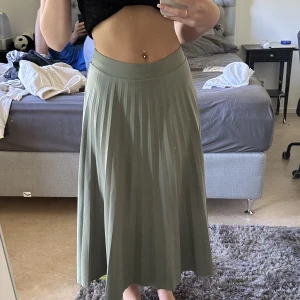 Lång kjol - Oliv super fin lång kjol