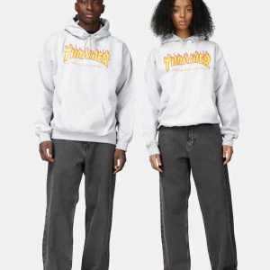 Thrasher hoodie  - Säljer min Thrasher hoodie för inte min stil längre och den kom inte till så mycket användning. Den ser ut som ny fortfarande. Passar både tjejer och killar. Ordinarie pris 1249kr men säljer den för 300 + frakt 