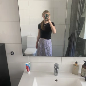 Lila blommig kjol - Lila fin blommig kjol som passar till sommaren