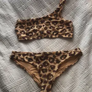 säljer denna leopard mönstrade bikinin för den inte passar mig längre. Den är jätte skön och fin!