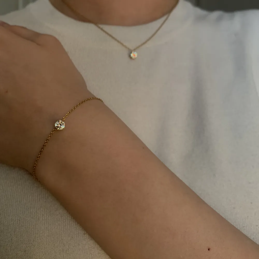 Ett väldigt fint set ifrån Edblad som innehåller ett armband & ett halsband i guld 💘Helt oanvänt för jag är mer av en silver person💗. Accessoarer.