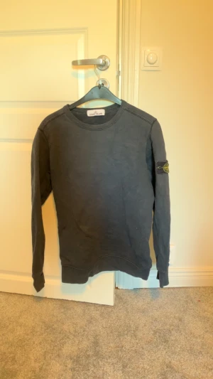 Stone island tröja - Säljer nu min stone island hoodie. Hör av er för fler funderingar och frågor!