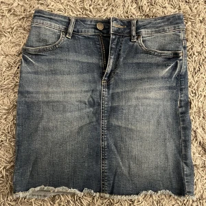 Right blå jeanskjol - Säljer en tight, kort, blå jeanskjol från veromoda/pieces i storlek XS. Den är stretchig i materialet. Säljs för 70kr plus frakt TRYCK INTE PÅ KÖP NU