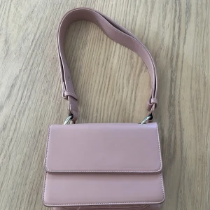 Handväska - Rosa handväska från naked med 3 fack💞