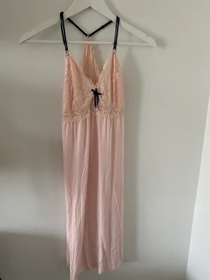 Nattlinne i modal/spets stl S - Drömmigt nattlinne i ljusrosa, helt oanvänt stl S, av märket Twilfit. 