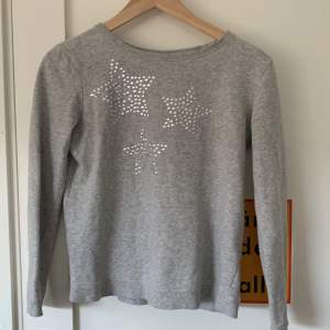 En fin tjock tröja med stjärnor på❤️helt ny inga skador köpte för 99kr