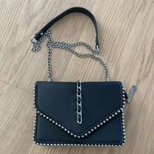 Axelremsväska  - Axelremsväska med silvrig kedja med två fack💘