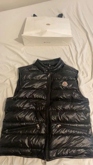 Moncler väst - Moncler väst i riktigt bra skick