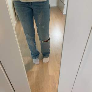 Mid rise jeans från zara!!💕 nästintill oanvända i super fint skick💕