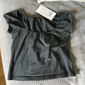 Söt topp - Fin topp helt oanvänd med prislappen kvar! Från brandy Melville med strl one size men skulle säga S💓💓tröjan är mer svart än den på andra bilden