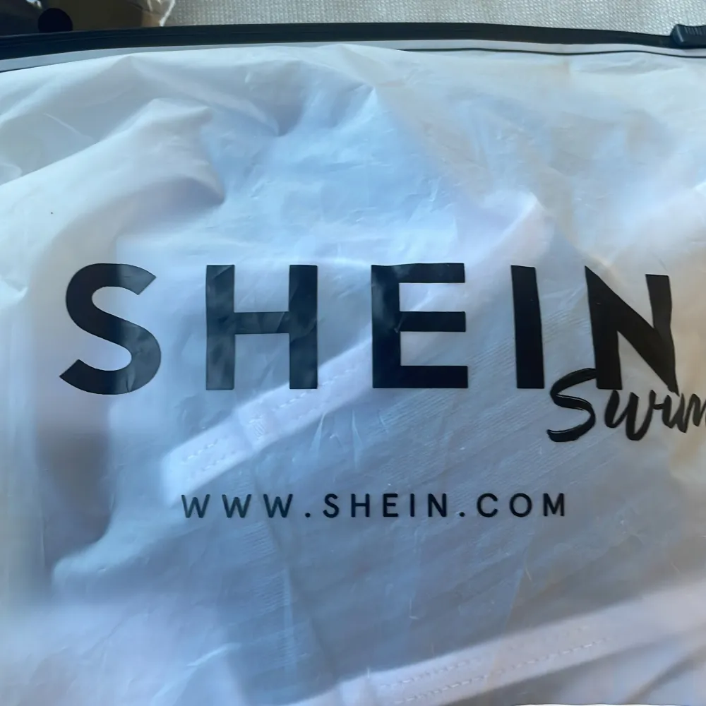 Säljer en bikini från SHEIN då jag råka lägga dubbel bästelning aldrig använd i storlek M köpte för 80kr säljer för 55kr . Toppar.