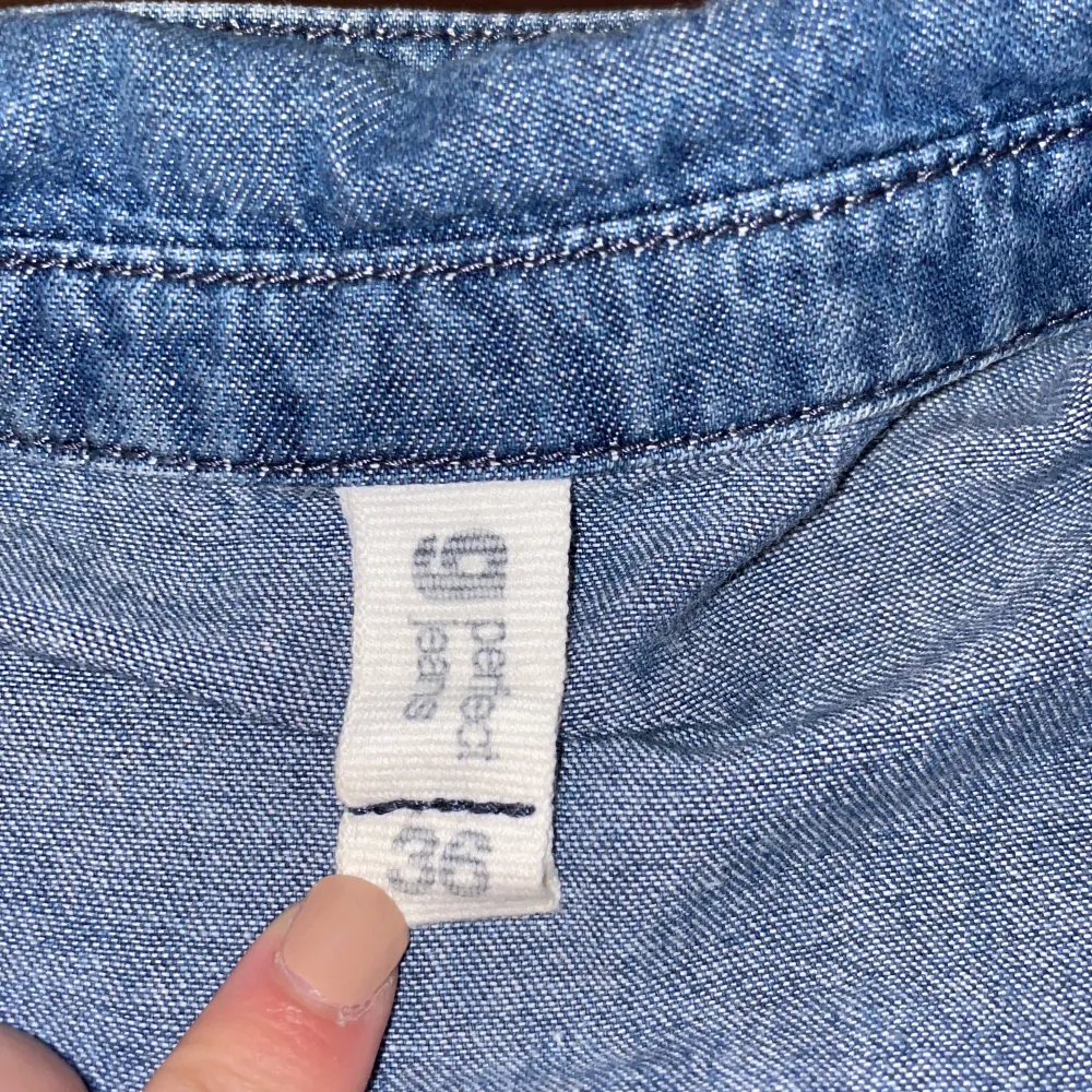Jeans skjorta från ginatricot i storlek 36. Skjortor.