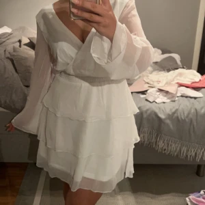 Vit klänning student - En jättefin vit klänning som passar utmärkt nu till student eller andra tillfällen där en vit klänning kan tänkas användas! Helt ny och oanvänd, bara testad en gång! Namnet på klänningen är Alina Frill Dress storlek 34 från bubbleroom! Nypris 599kr