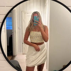 Satinkjol - Satinkjol från nakd i storlek m