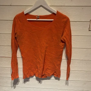 Långärmad tröja  - Den här sitter väldigt fint på men det är inte riktigt min färg. Skriv för frågor 