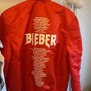 justin bieber jacka - oanvänd justin bieber merch! lappen kvar💞💞