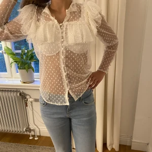 Volangblus  - Otroligt fin volangblus från Hm:s stora samarbete med Sandra Mansour💕blusen är använd ett fåtal gånger(nyskick). Blusen är i spets/tyll🌸