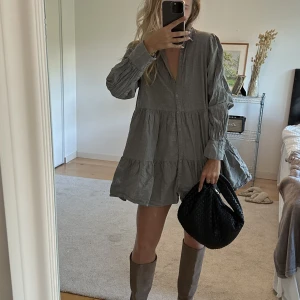 Grå klänning - Grå volangklänning från zara🌸🌸älskar verkligen denna!!